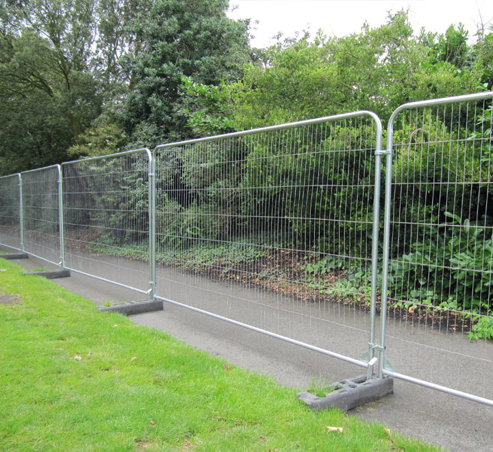 RT Standard Anticlimb construction fences placed side by side and securely connected, forming a continuous barrier