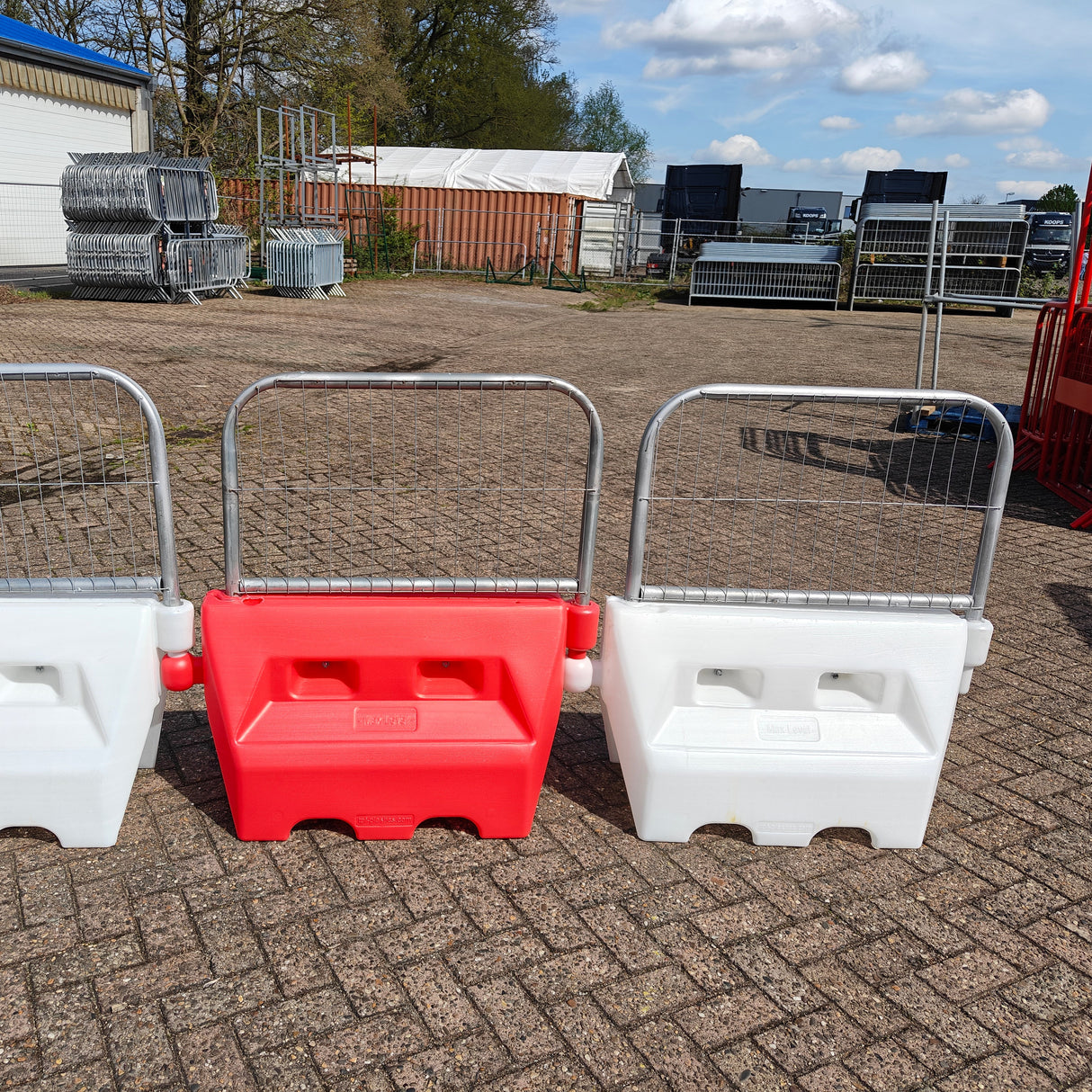 Mini mesh panel attached to traffic separator